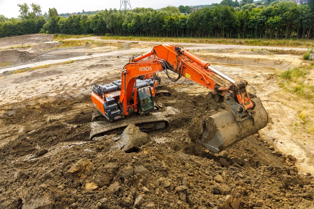 Les grandes excavatrices Hitachi de Ceulemans contribuent à la protection contre les inondations