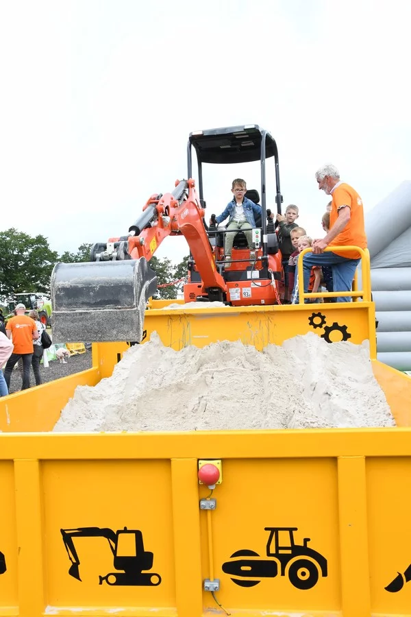 DÉVOILEMENT D'UN TRACTEUR BRECHT: quelque 300 tracteurs bénis au profit d'une œuvre caritative