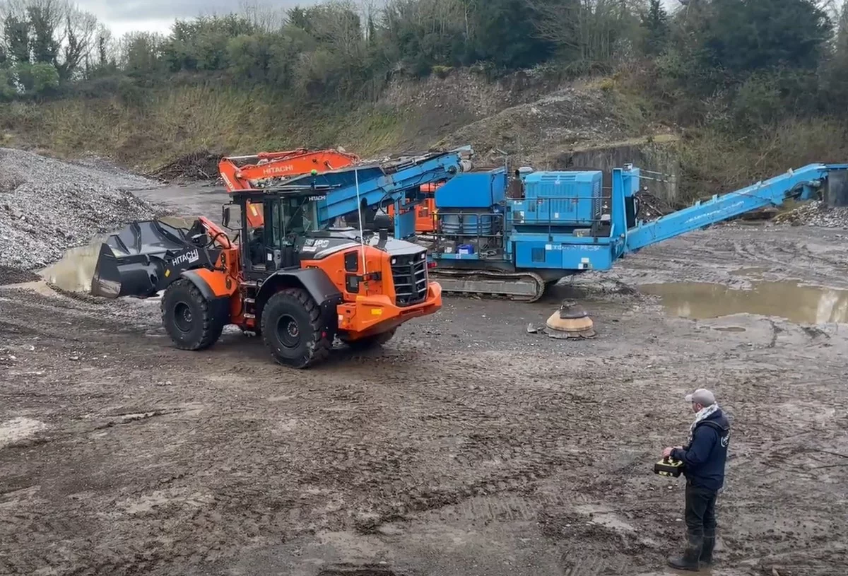 Chargeuse sur pneus Hitachi ZW180-7 avec télécommande radio