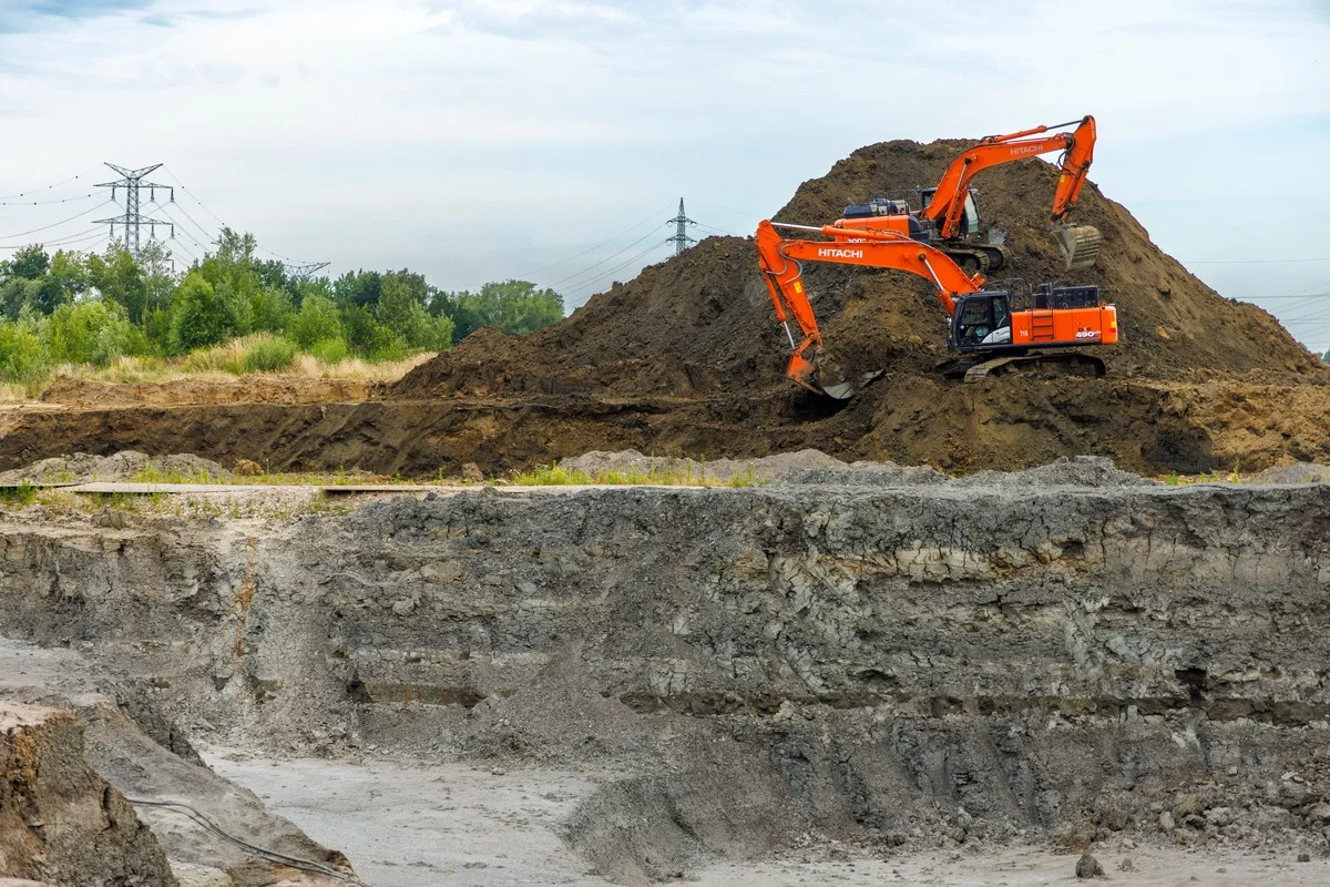 Les grandes excavatrices Hitachi de Ceulemans contribuent à la protection contre les inondations