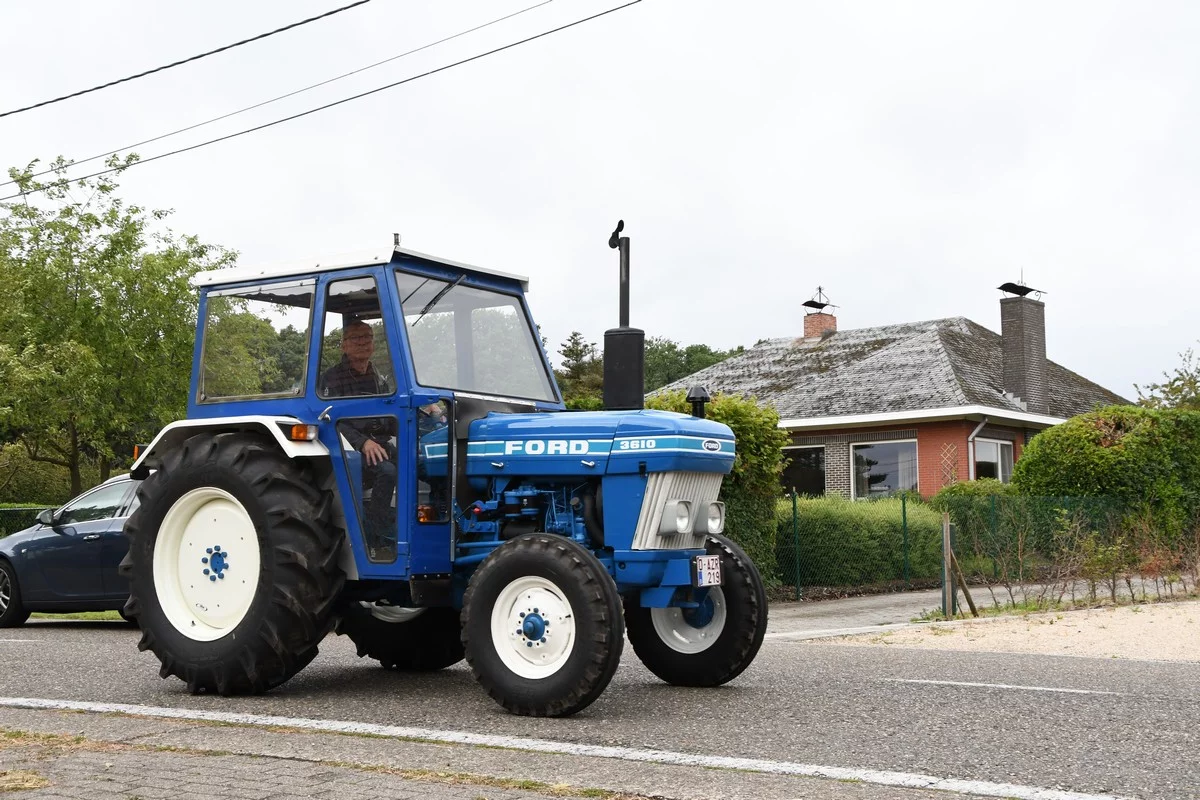 DÉVOILEMENT D'UN TRACTEUR BRECHT: quelque 300 tracteurs bénis au profit d'une œuvre caritative