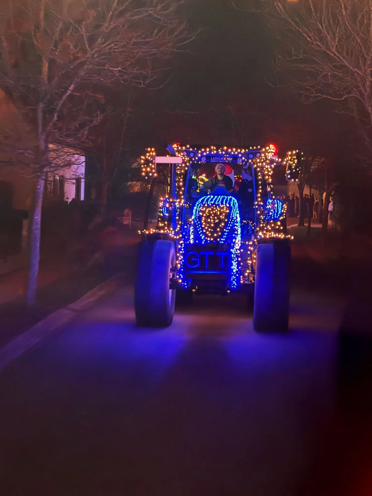 Kerstrun in Geel kleurt blauw door New Holland tractoren