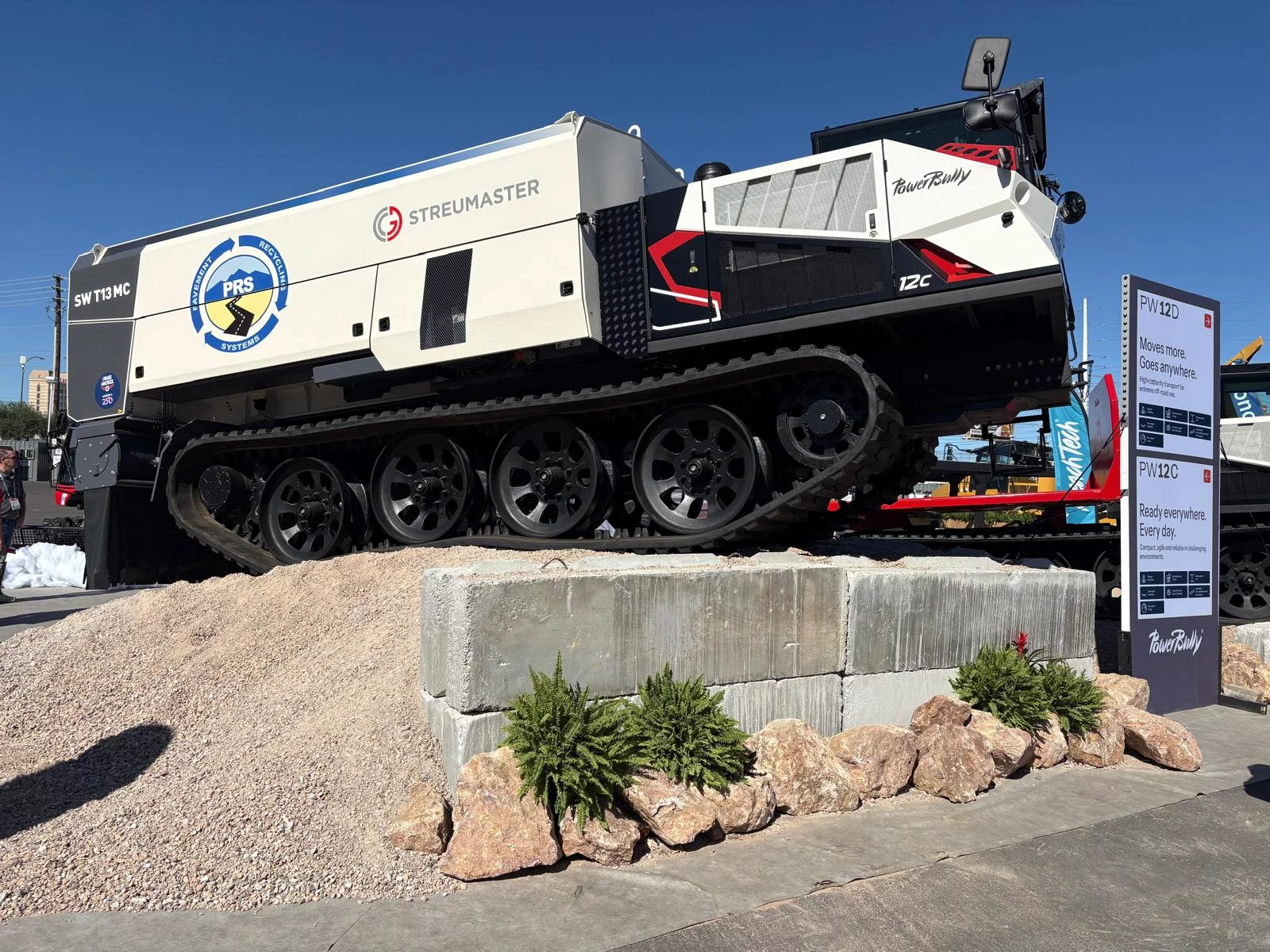 PowerBully 12C met Streumaster SW T13 MC schittert op CONEXPO in Las Vegas