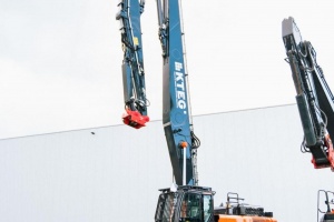 Hitachi KTEG graafmachine met hoog bereik verhoogt productiviteit bij sloopprojecten