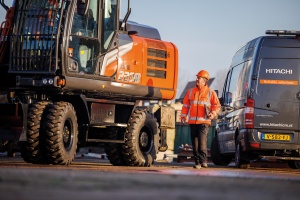 Hitachi lanceert grootste model in Zaxis-7 serie: ZX220W-7 