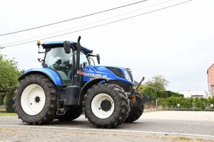 Tractor dedication Brecht: approximately 300 tractors blessed for charity